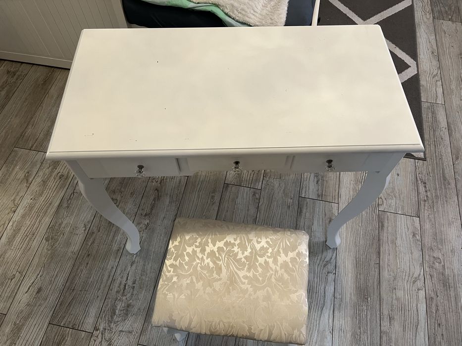 Toaletka z siedzeniem bez lustra