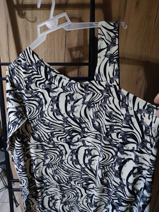 Bluzka z jednym ramiączkiem. Fason nietoperz. Deseń w zebry.