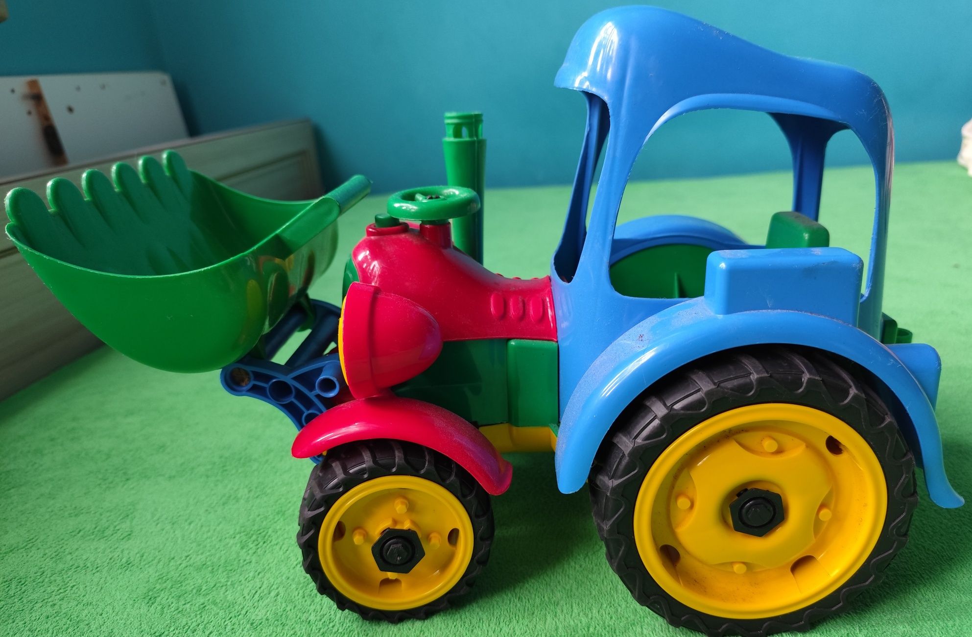 Duży traktor kolorowy