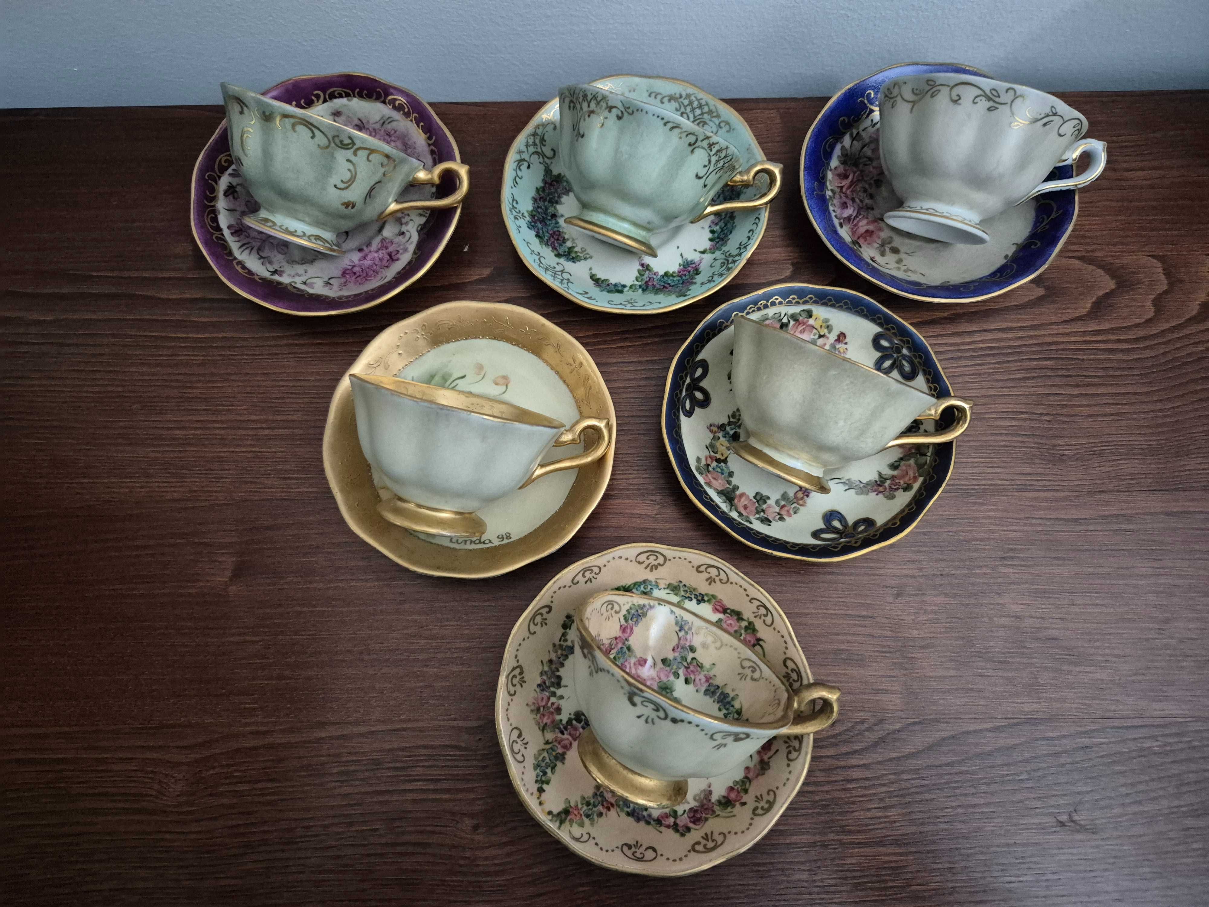 Conjunto de 13 peças em porcelana pintadas à mão