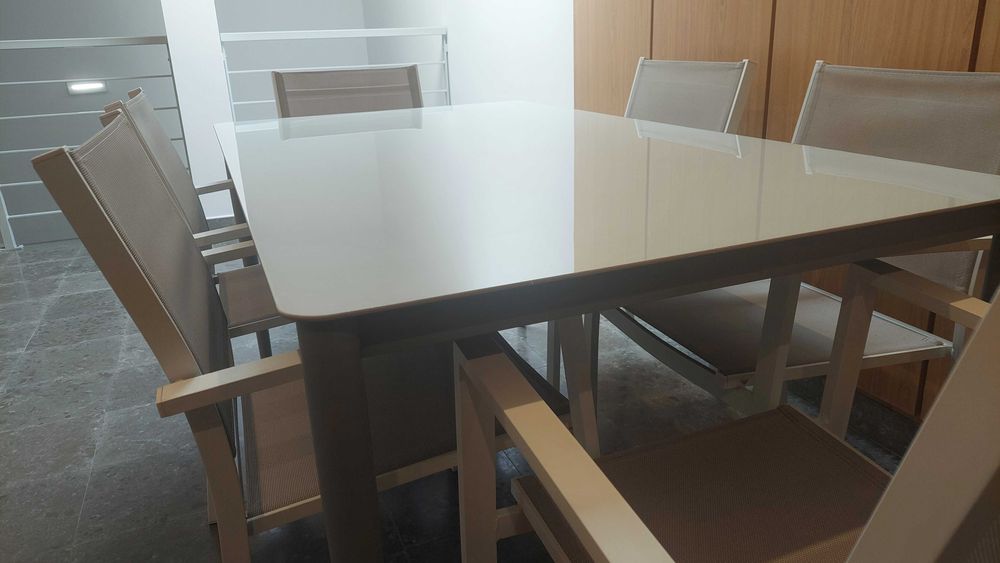 Conjunto de mesa com tampo em vidro lacado e 6 cadeiras - Exterior