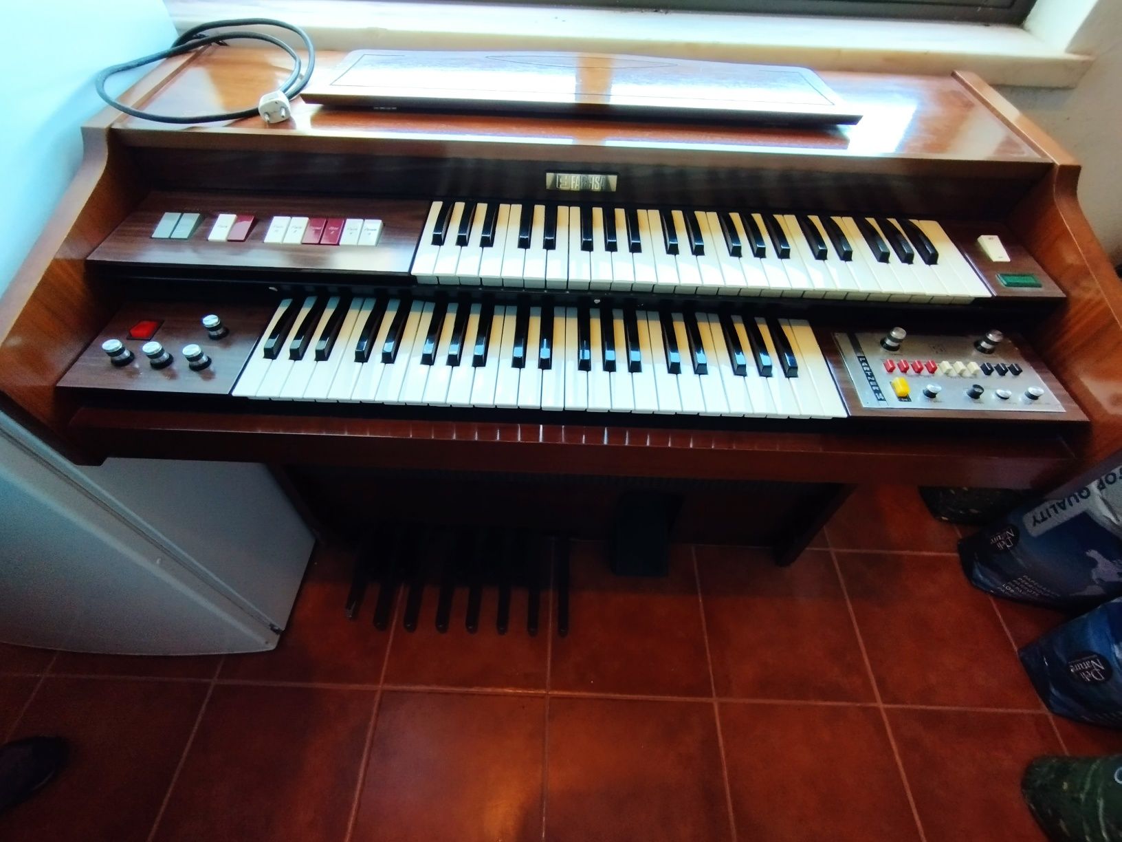 Órgão marca farfisa