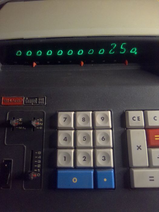 Calculadora Electrónica Vintage Sharp compet CS-221A
