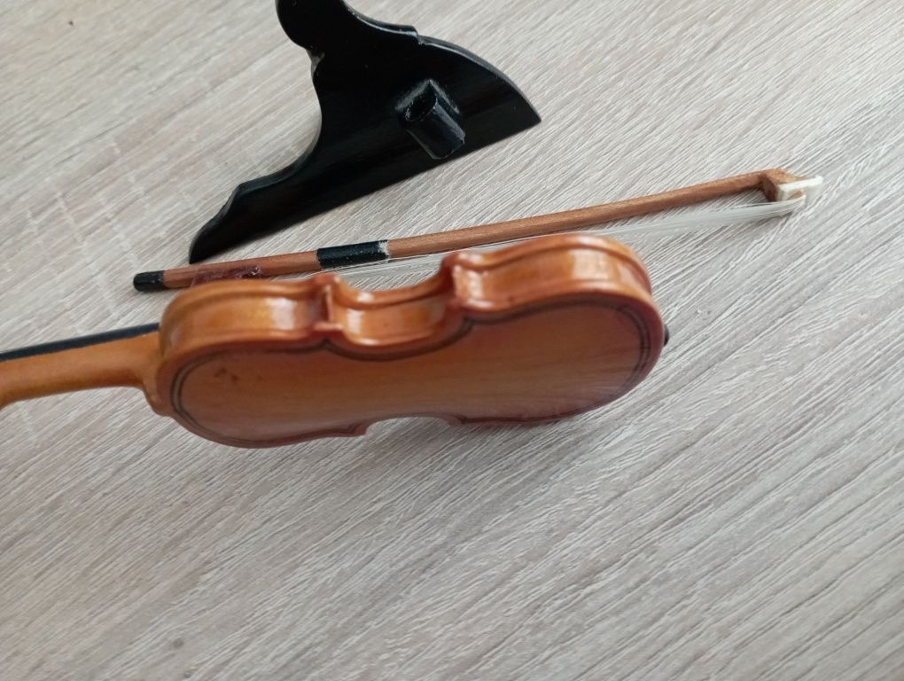 Mini skrzypce drewniane na stojaku