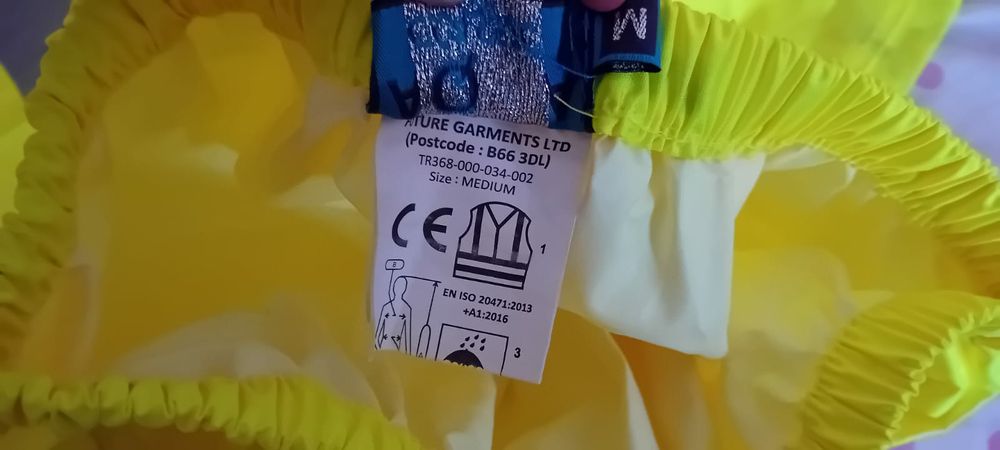 Colete amarelo e calças amarelas reflectoras e impermeáveis