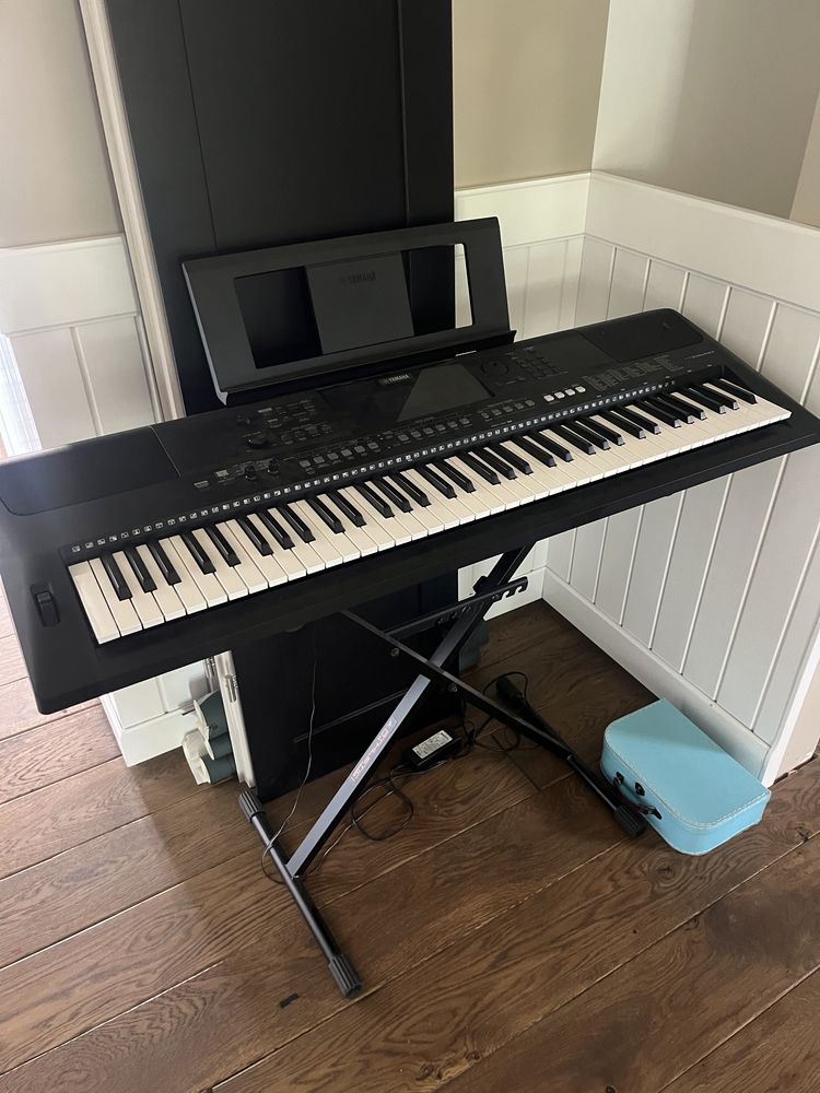 Keyboard yamaha EW410