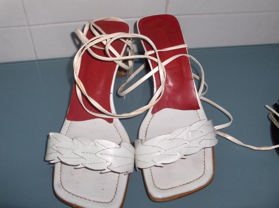 Sandálias brancas c/ atilhos nº 38
