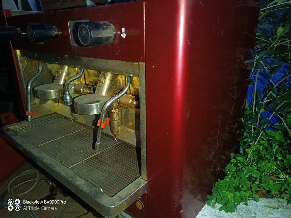 Máquina de café está em bom estado falta lhe os manípulos