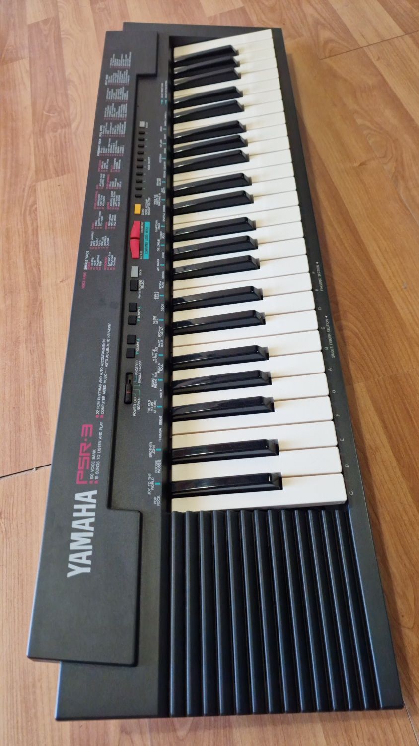 Yamaha PSR-3 com suporte para teclado.