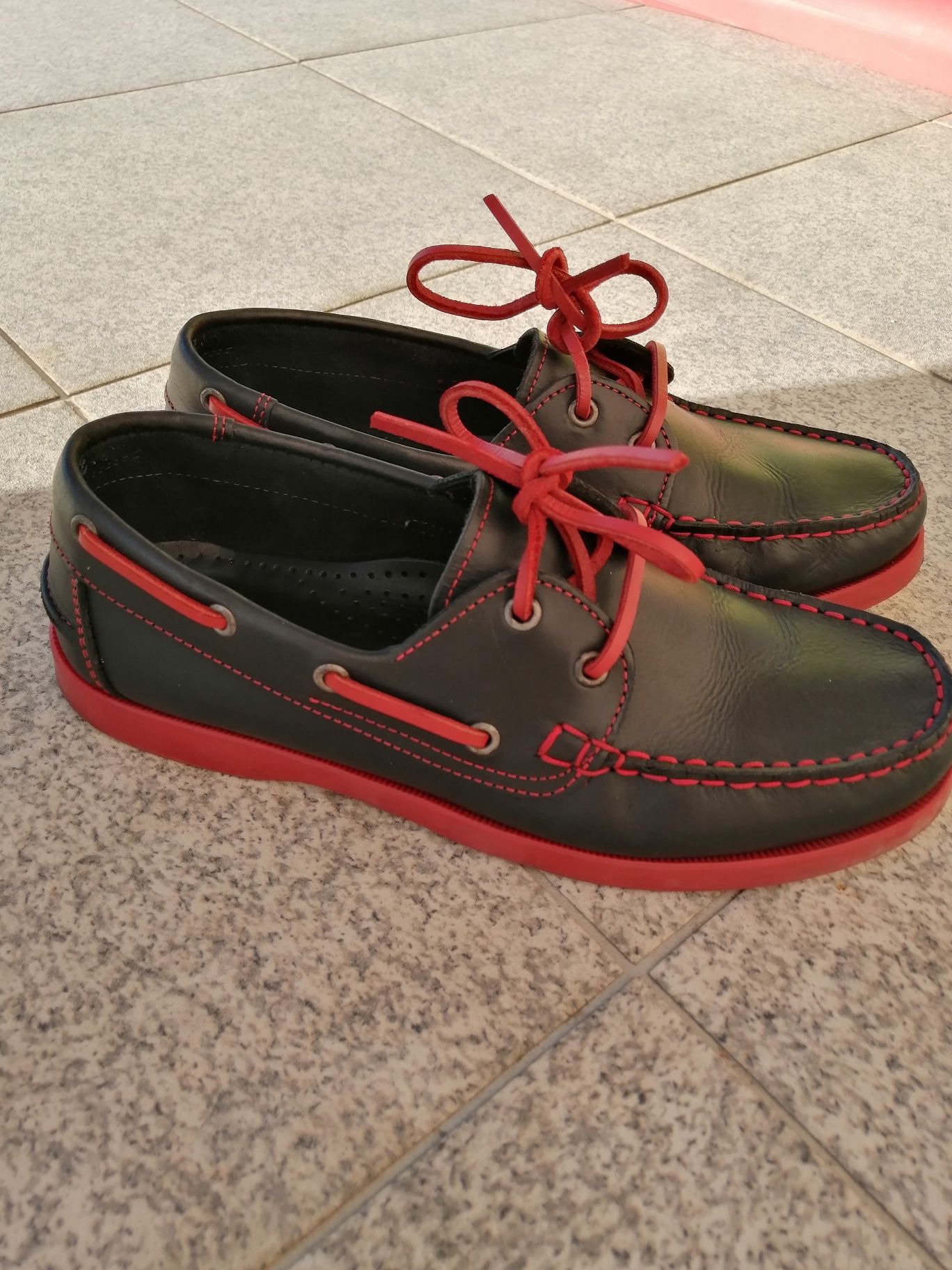 Vários sapatos de vela