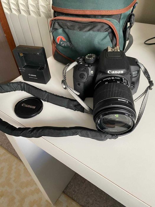 Canon 700D + Lente EF-S 18-55mm f3.5-5.6 IS STM + Grip + Mala