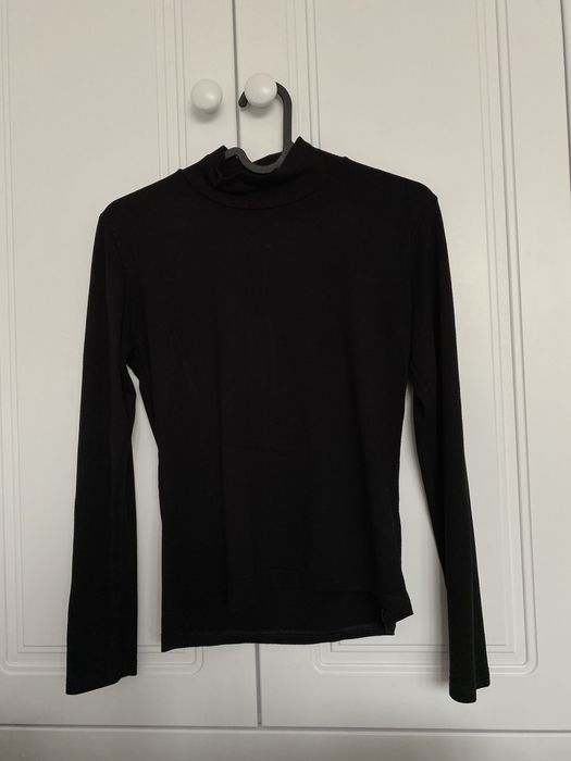 czarny golf przylegający do ciała