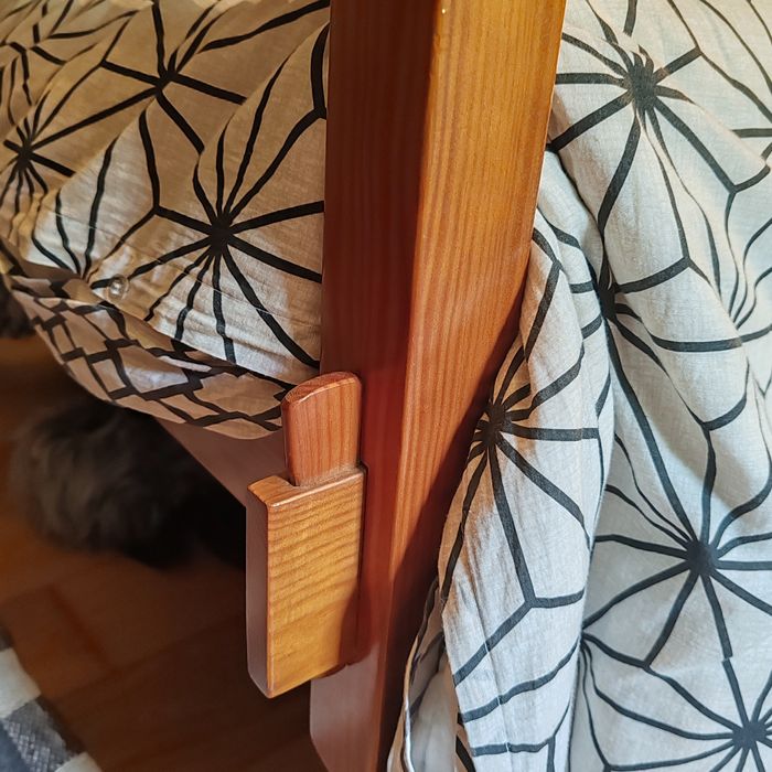 Cama de solteiro em madeira