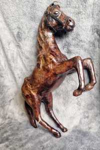 Figurka konia wykonana ze skóry