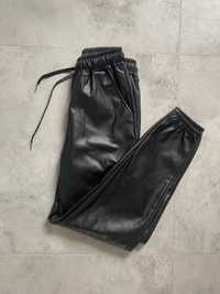 Czarne spodnie z imitacji skóry