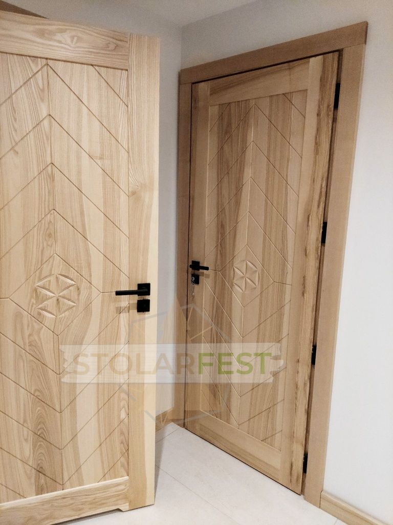 Nowoczesne drewniane drzwi do apartamentów styl góralski