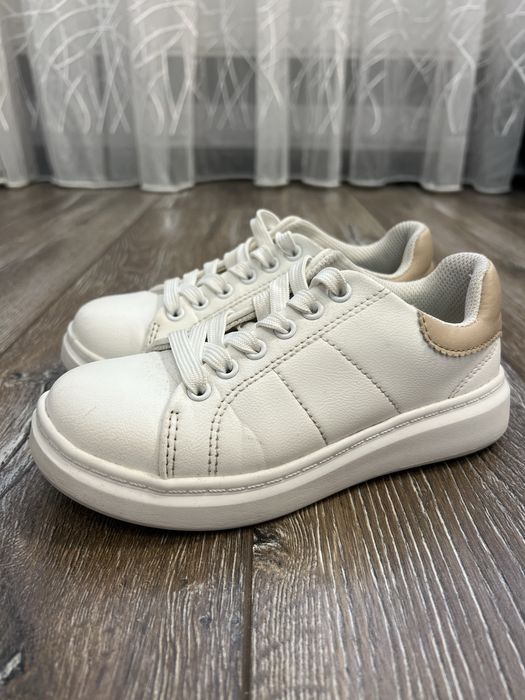 Білі дитячі кросівки