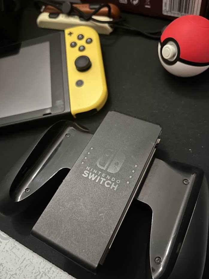 Consola Nintendo Switch Pokémon Let's Go, Pikachu! c/ Pokebola