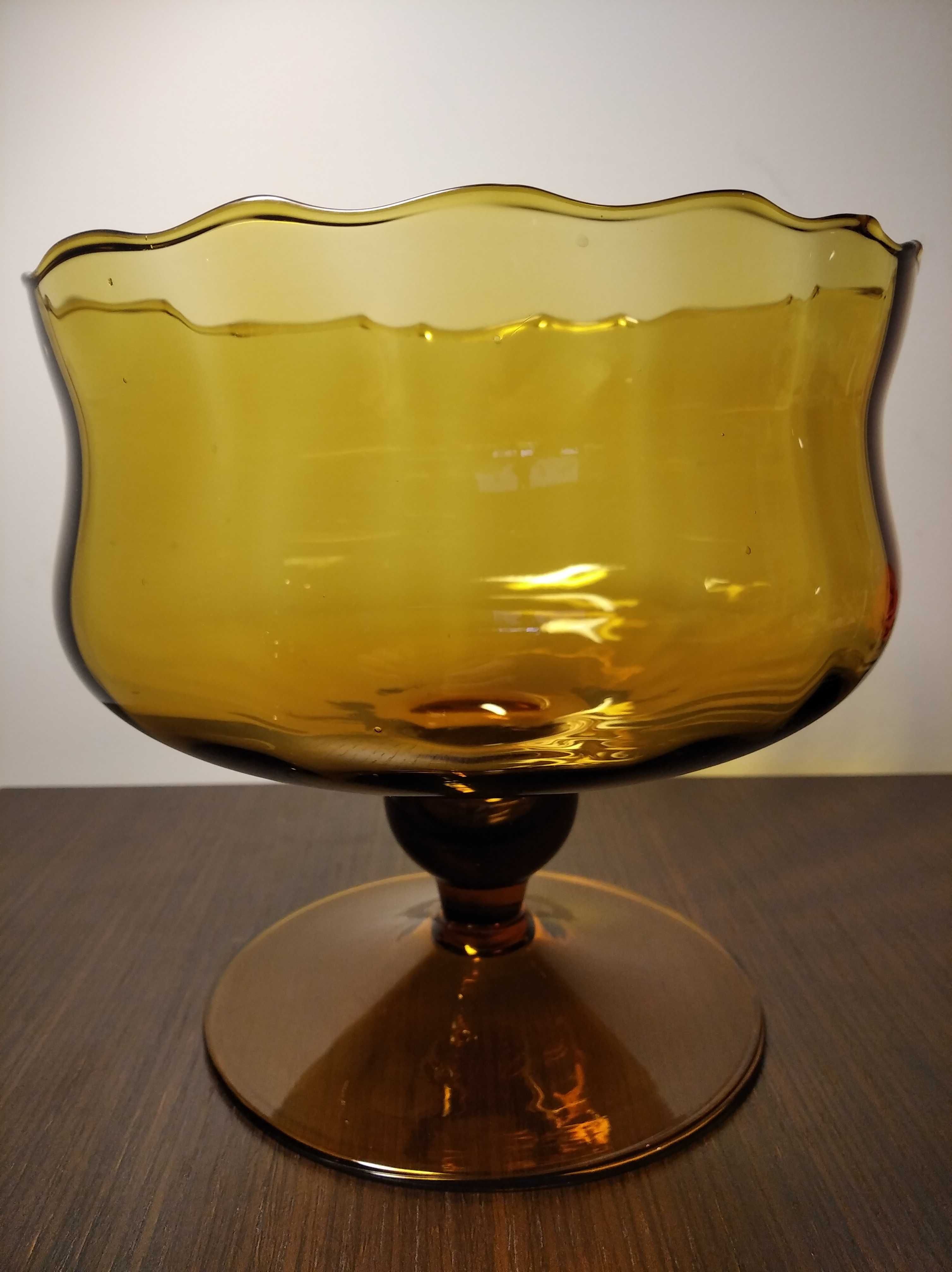 Taça fruteira de pé alto em vidro castanho / âmbar