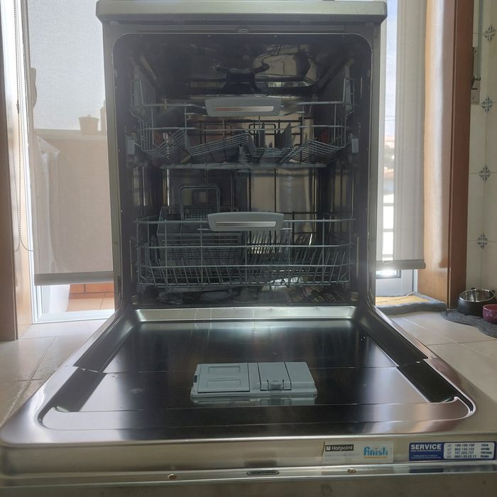 Máquina lavar loiça. A funcionar e em bom estado.