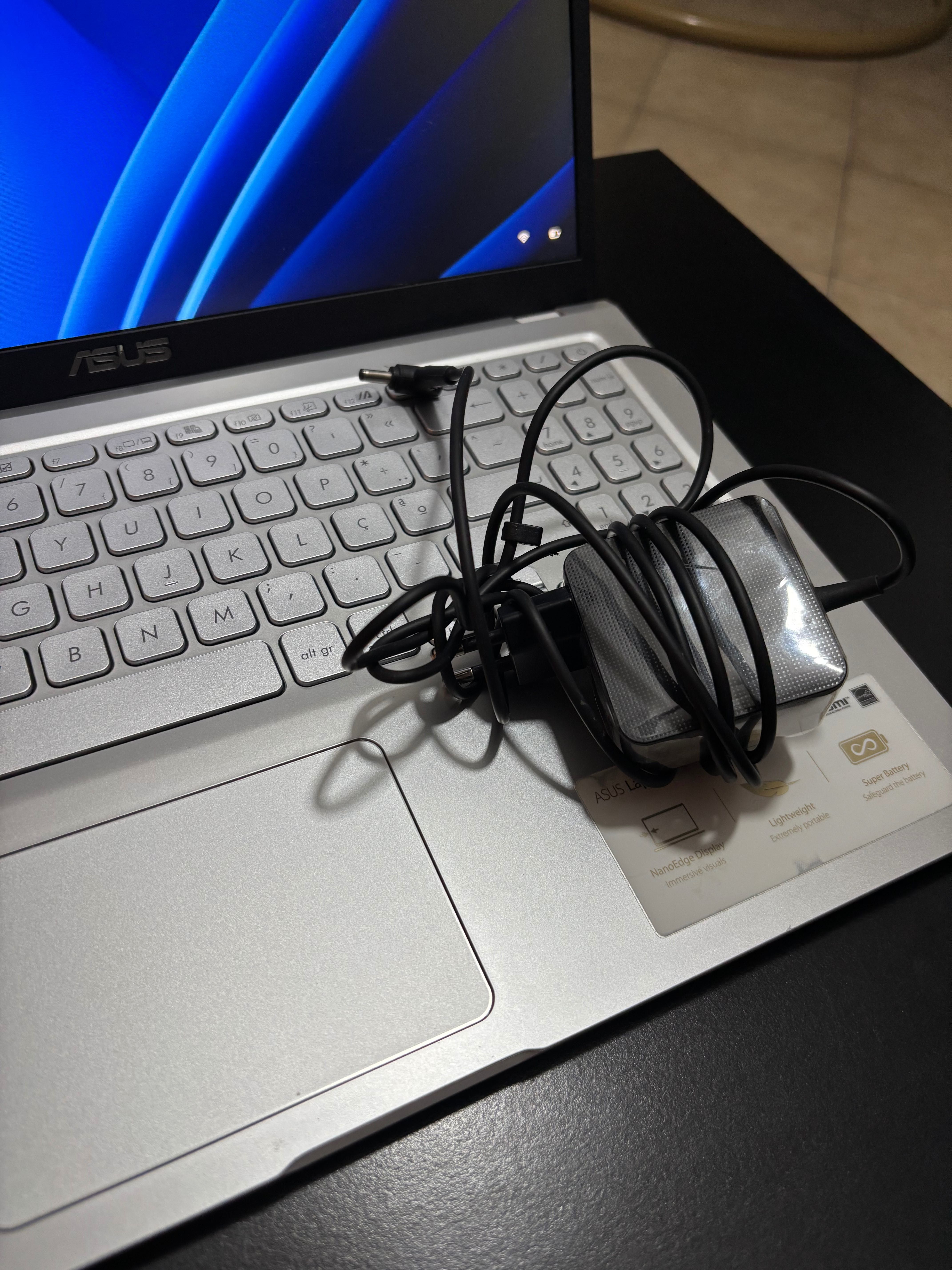 Computador Portátil ASUS (Muito pouco uso) (Estudo/dia-a-dia)