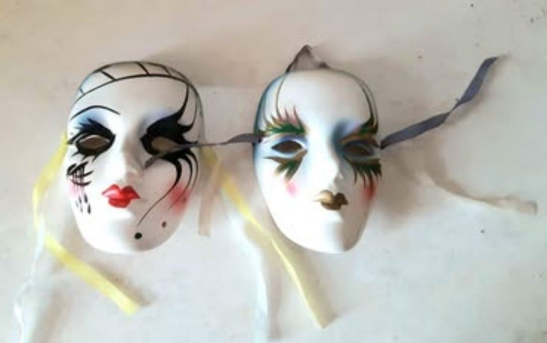 2 máscaras, tipo venezianas, em cerâmica
Para desocupar