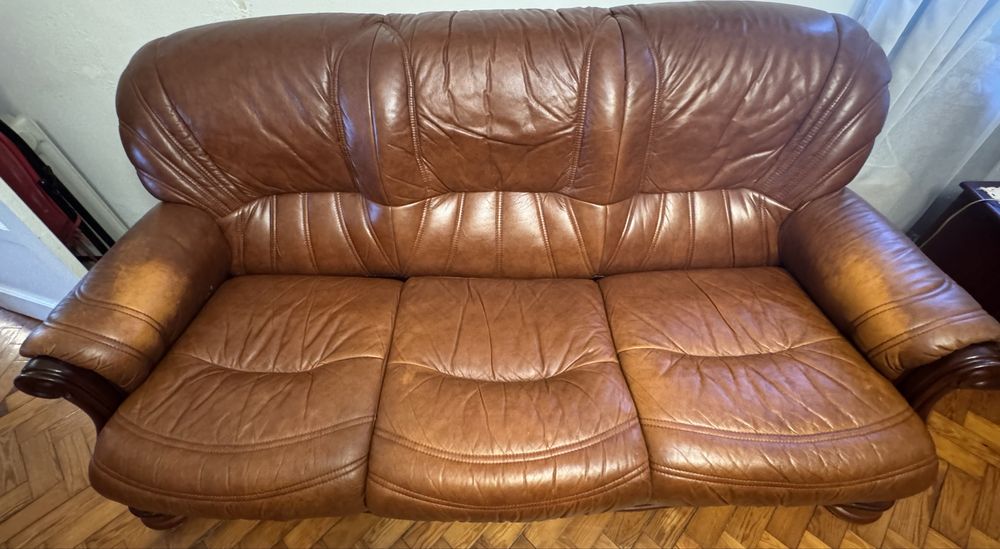 Sofá cama em pele e mogno