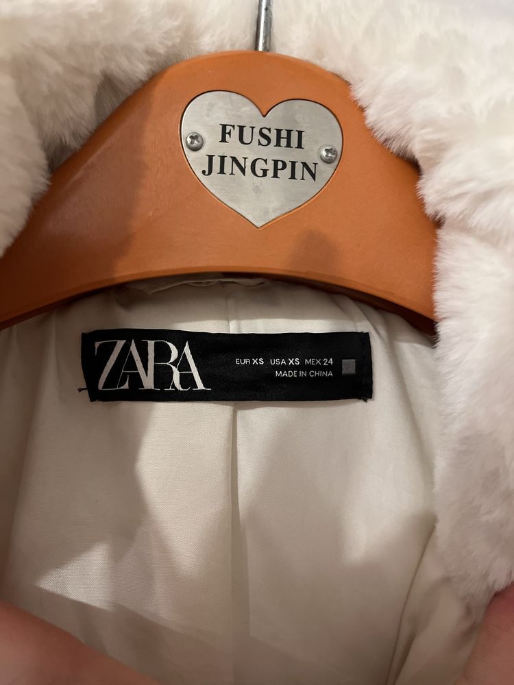 Biały krótki płaszcz ze sztucznego futra Zara