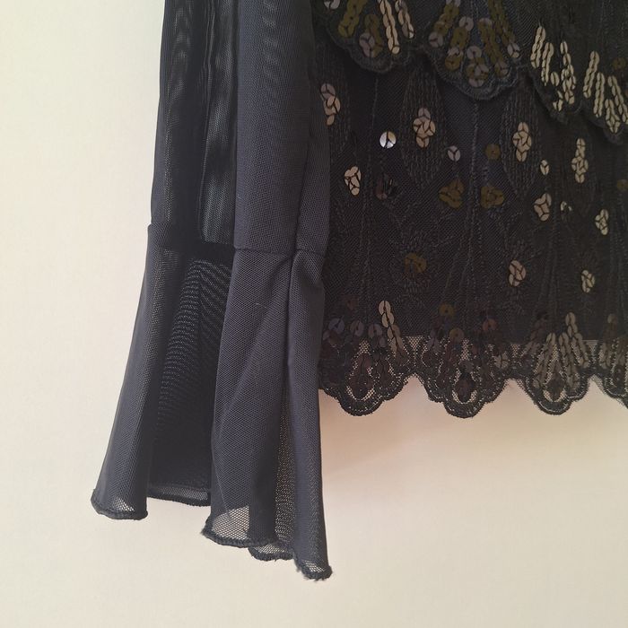 Elegancka czarna bluzka z koronką i cekinami