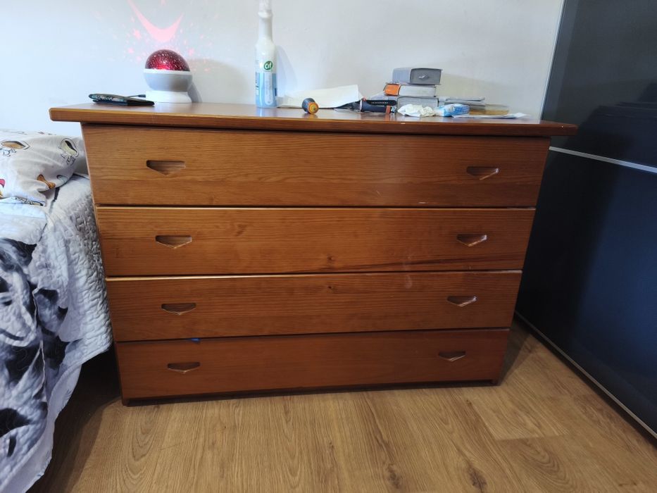 Beliche, cómoda e mesas cabeceira...