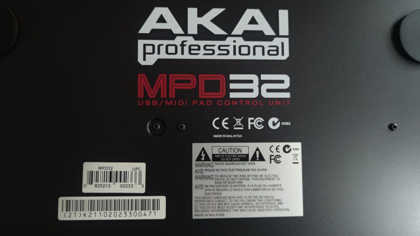 AKAI MPD 32  midi controller в  отличном состоянии ,