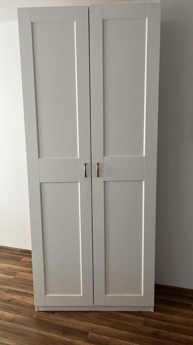 Biała solidna komoda