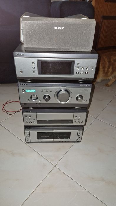 Aparelhagem Sony antiga com 3 colunas