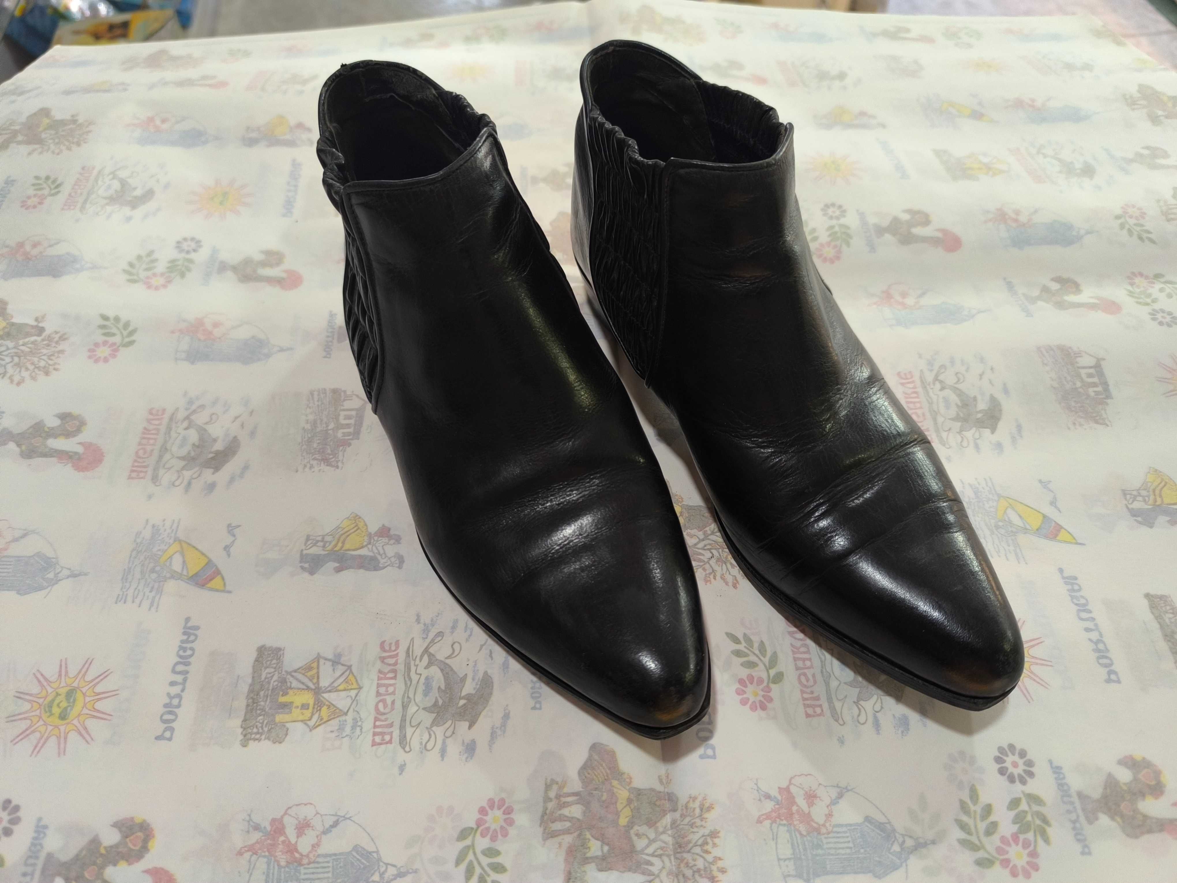 botas clássicas em preto de marca