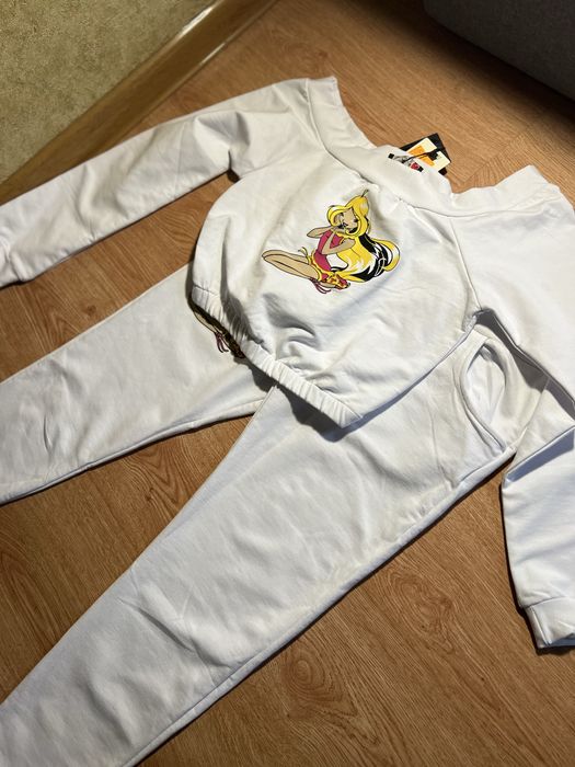 Новий білий спортивний костюм