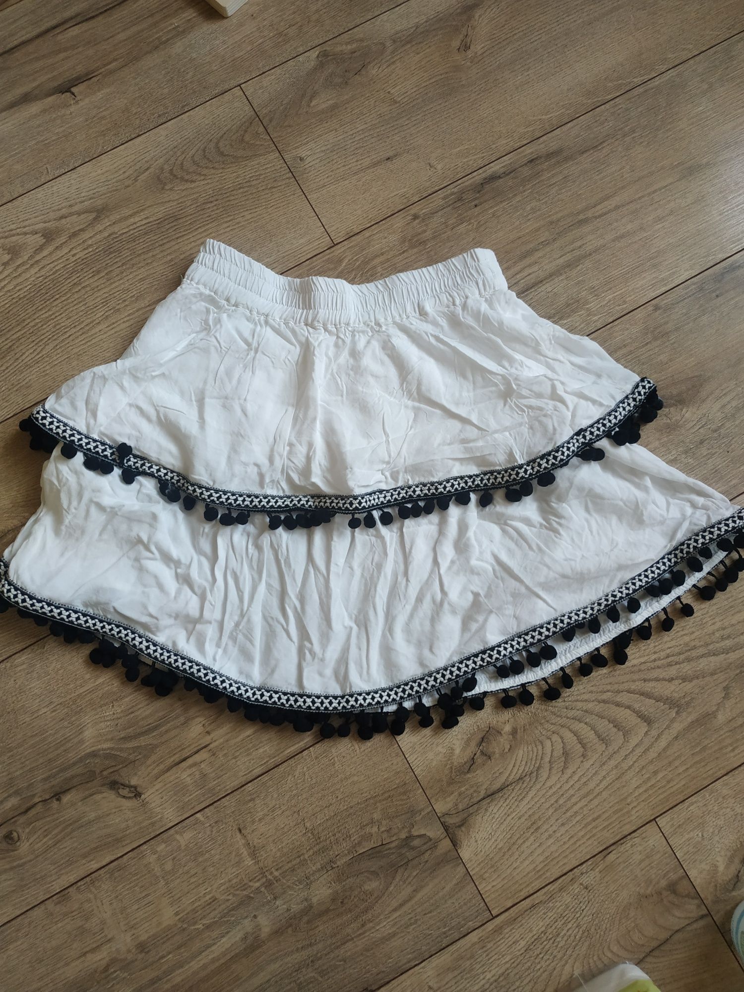 Biała spódnica mini z czarnymi detalami