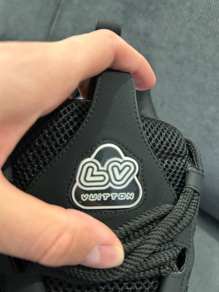 Lv skate koloru czarnego