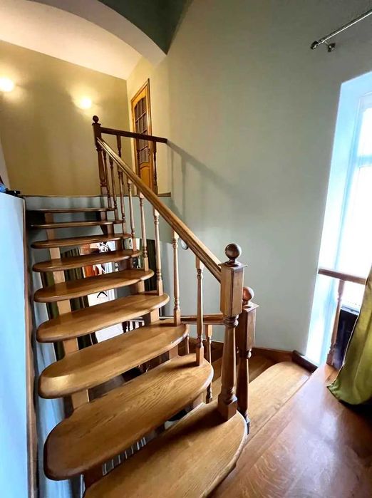 Продаж жилого будинку. Газ,камін,твердопалевний котел,гараж,підвал.