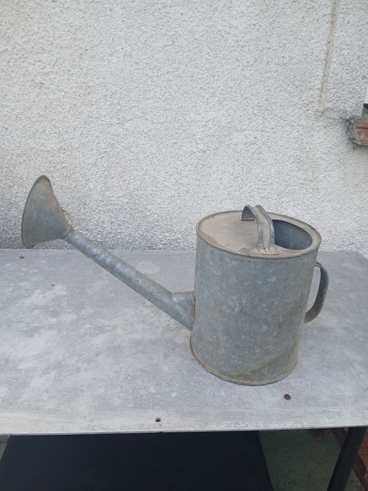 Гусятниці,миски,лійка, ебонітова бочка.