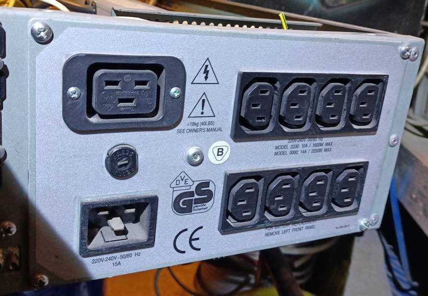 UPS 2200 - VA 1500 W