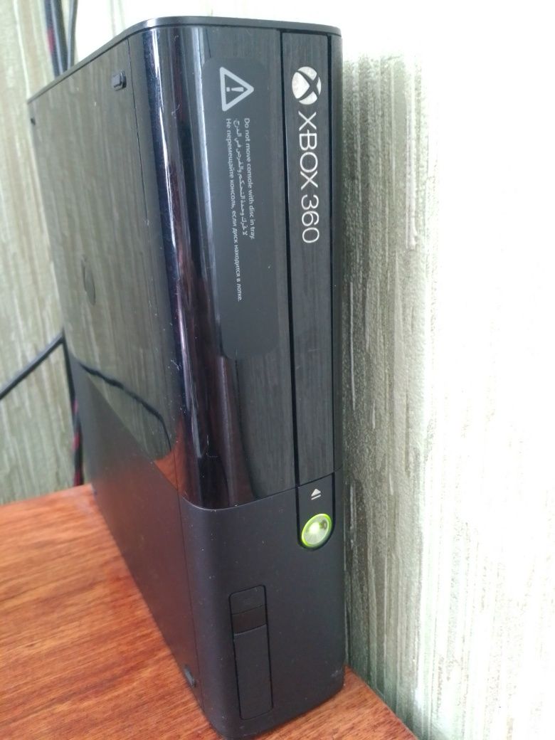 Ігрова приставка Xbox 360 E 250 Gb