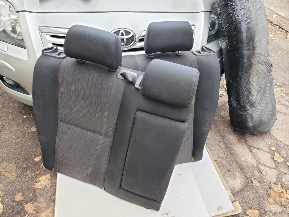 Задні сидіння avensis t25