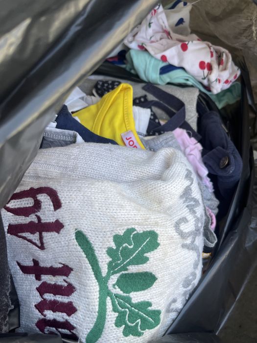 3/4 Saco de 100 L com roupa de menina 5-6 anos