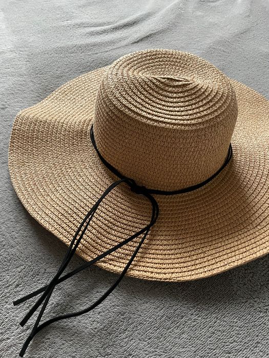 Pleciony kapelusz na plażę z szerokim rondem