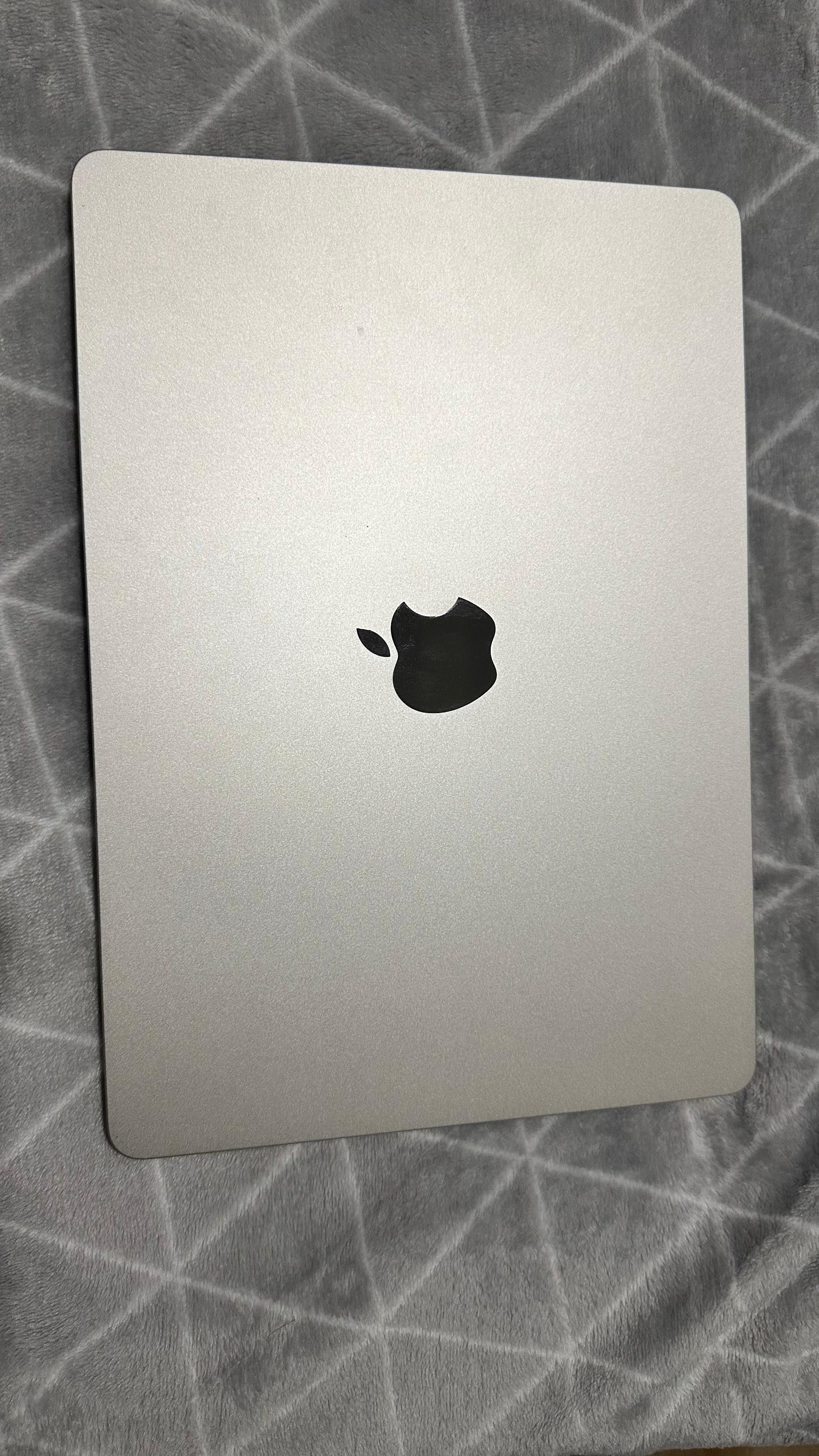 Macbook air 13,6