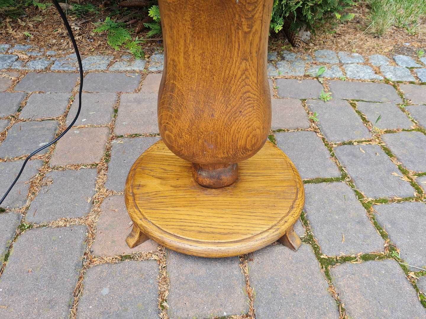 Drewniana stylowa lampa podłogowa ze stolikiem