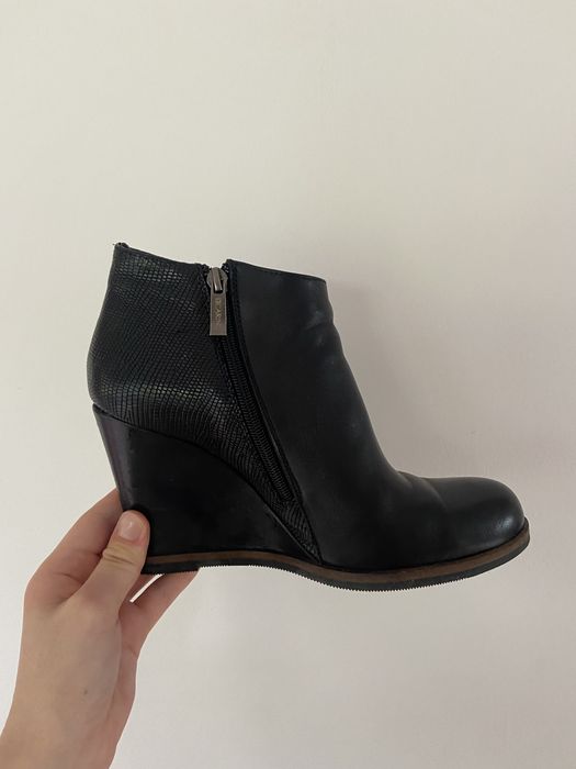 Buty na koturnie firmy „Carinii”