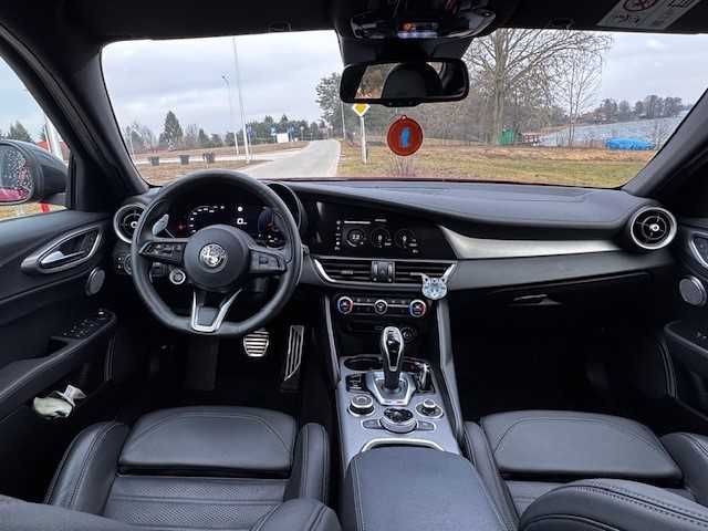Wynajem samochodu Alfa Romeo GIULIA VELOCE