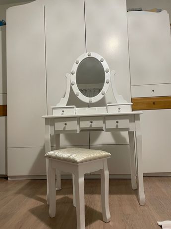 Toaletka z krzesłem
