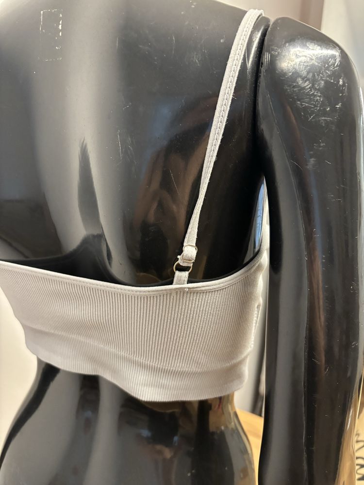 Krótki crop top biustonosz sportowy z prążkowanego materiału